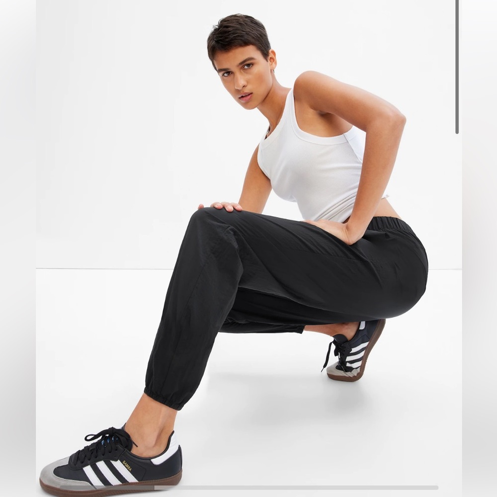 GapFit Lustre Windbreaker Jogger